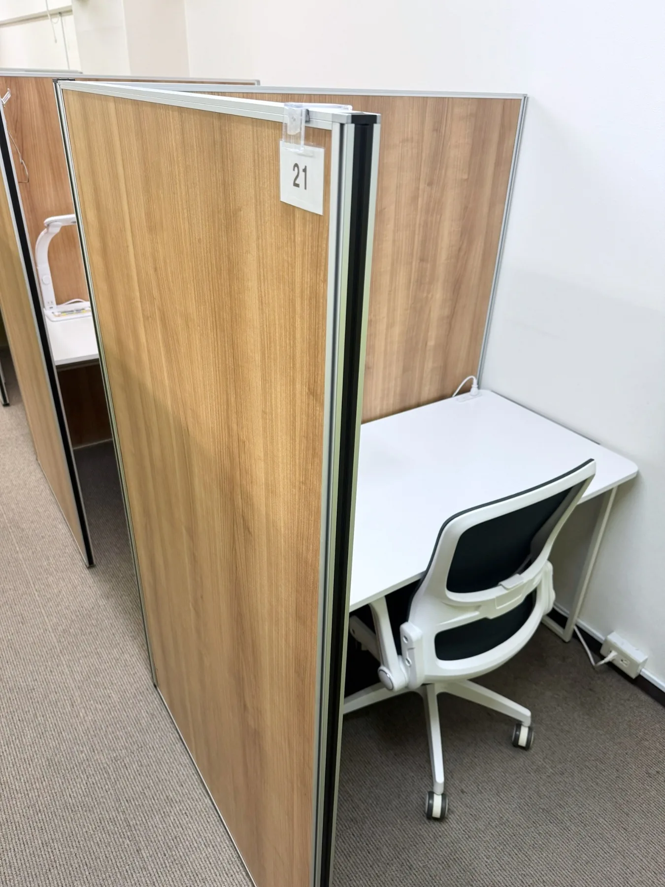 ACTのパーティションで区切られた座席